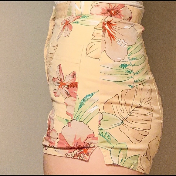 UO High-Waisted Pastel Yellow Floral Shorts - Picture 2 of 2